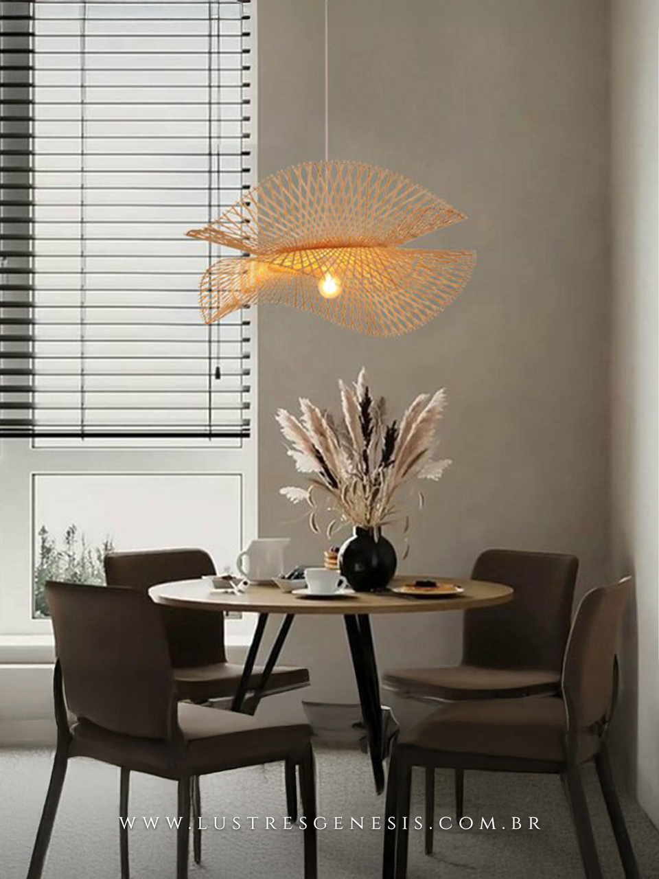 Pendente de bambu decorativo instalado sobre balcão de cozinha ou área gourmet, com iluminação aconchegante e design moderno, ideal para decoração de ambientes internos.